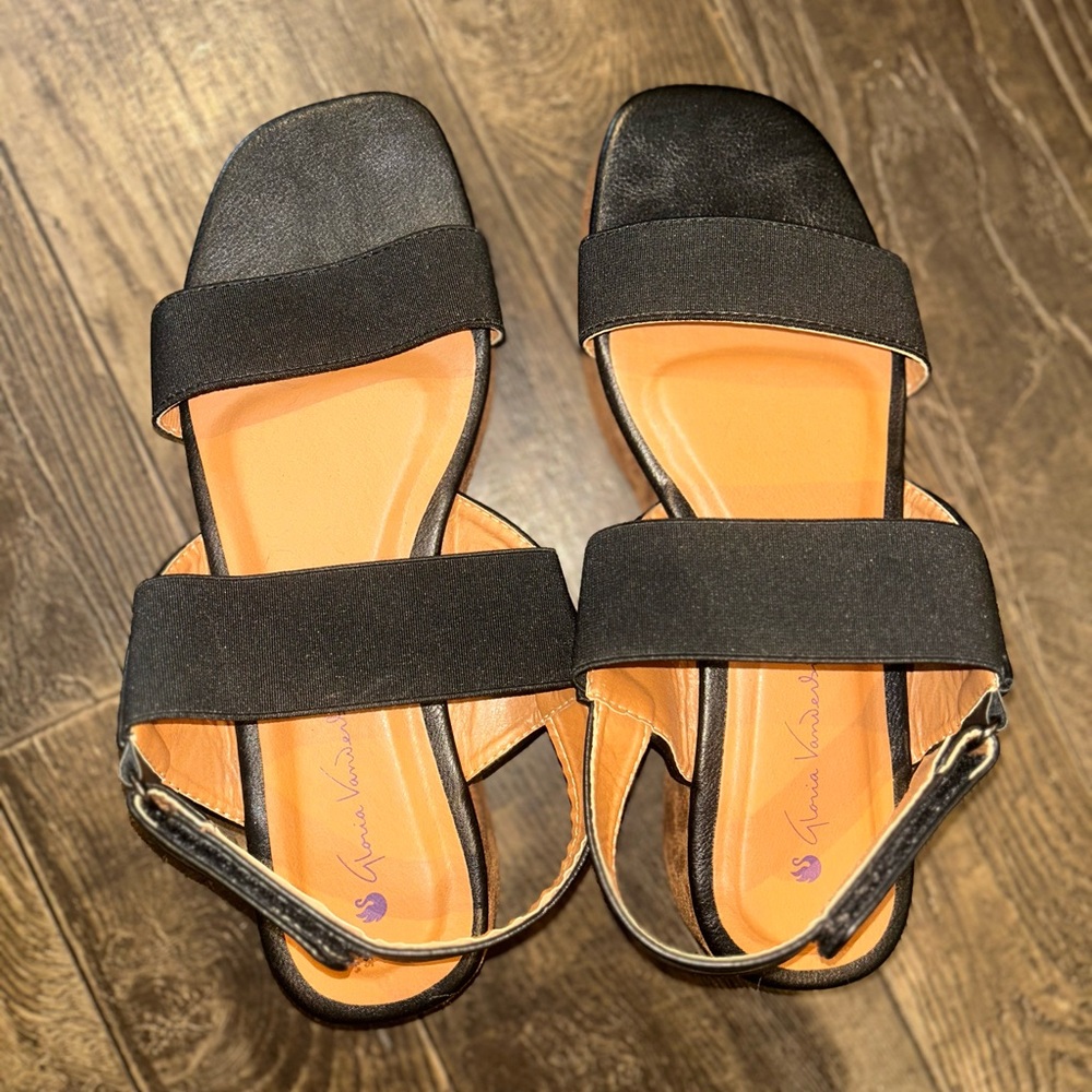 Gloria Vanderbilt Black Two-Band Sandals with Tan Insole